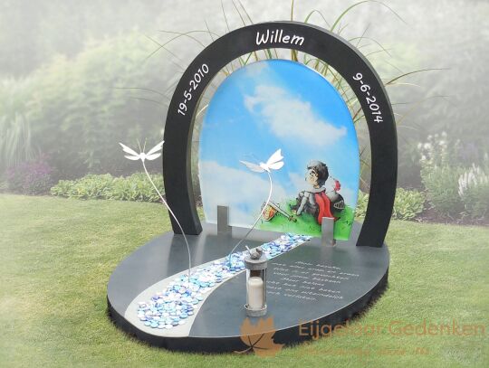 Compact kindermonument met tekening op glas