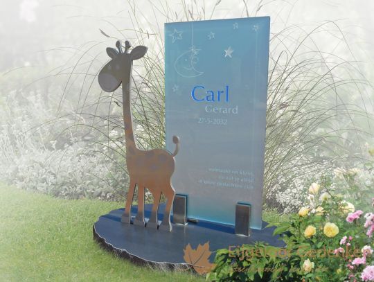 Girafje op grafmonument voor kind