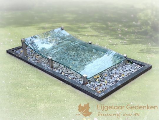 Glazen grafmonument AE32 met golvende glasplaat