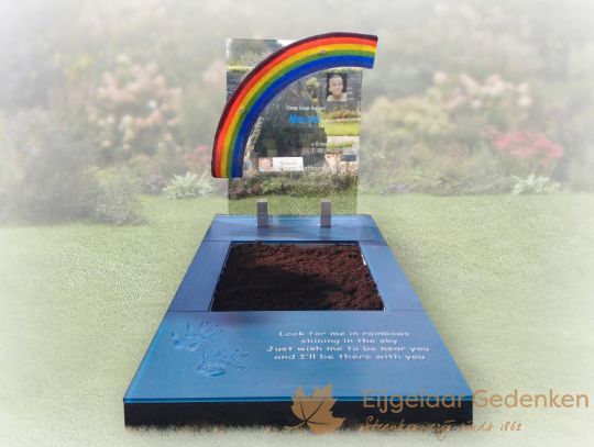 Glazen grafmonument AE37 met regenboog