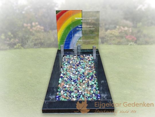 Glazen grafmonument AE42 met regenboog