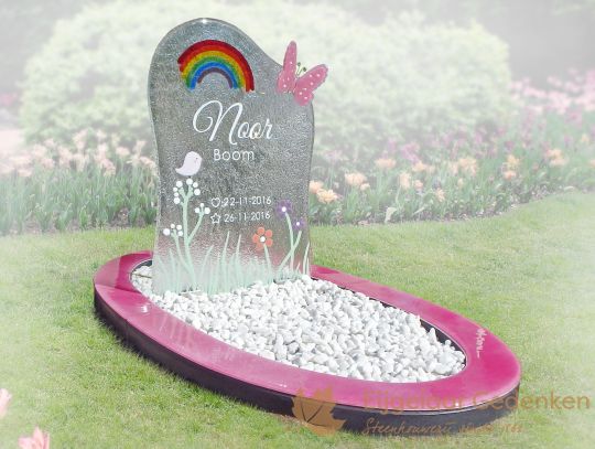 Glazen grafmonument met vlinder