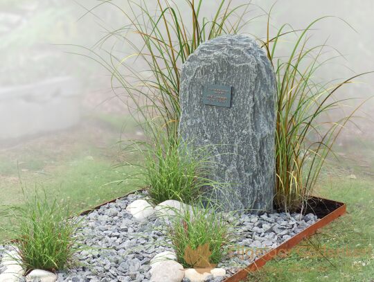 Grafmonument in een natuurlijke sfeer