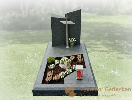 Grafmonument met driedubbel kruis