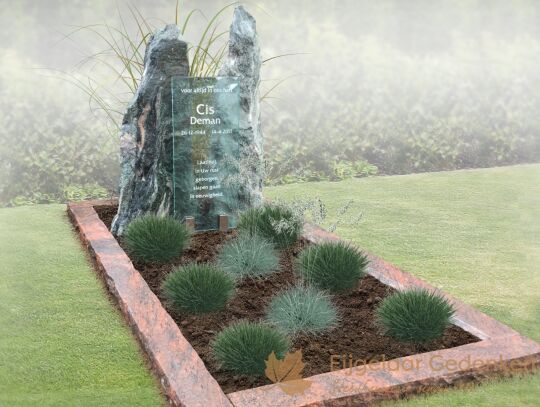 Grafmonument met natuurlijke zuilen en glazen letterplaat