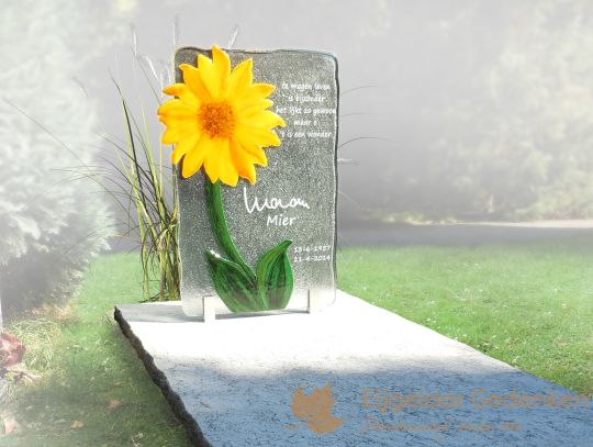 Grafmonument van glas met een zonnebloem