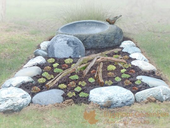 Grafmonument zwerfkei met drinkbakje