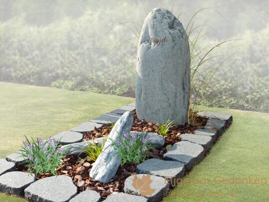 Grote zwerfkei in natuurlijk grafmonument