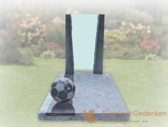 Kindergrafmonument met voetbal 053