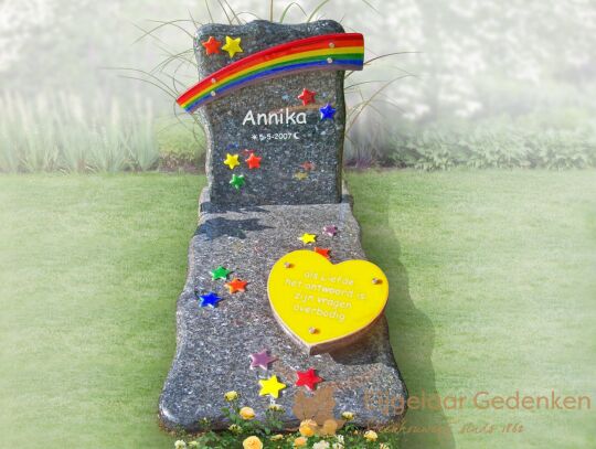 Kindermonument met glazen hart en regenboog