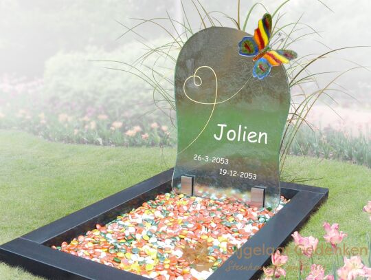 Kleurrijk glazen kindermonument vlinder