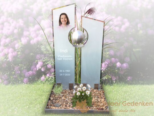 Kort grafmonument glazen letterplaat RVS-bol