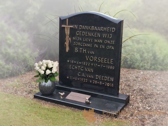 Kort grafmonument met bronzen kruis en belettering