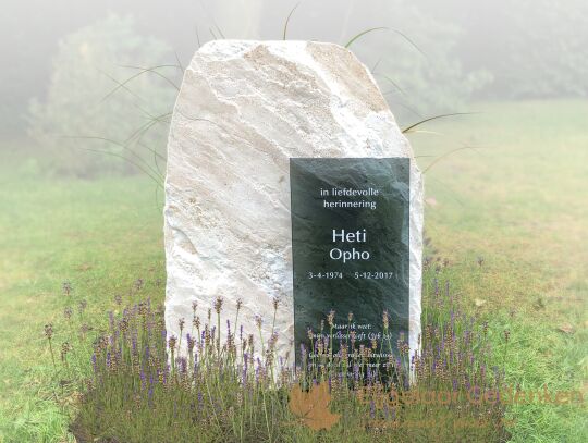 Kort grafmonument ruw natuursteen