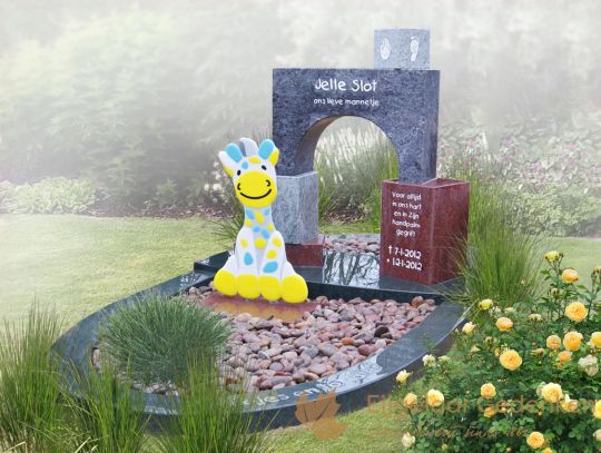 Kort kindermonument met speelblokken en giraf