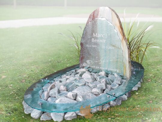 Natuurlijk grafmonument met gesmolten glas