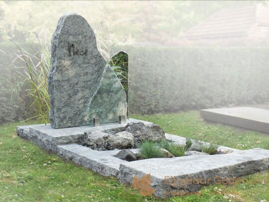 Natuurlijk grafmonument met glas en natuursteen