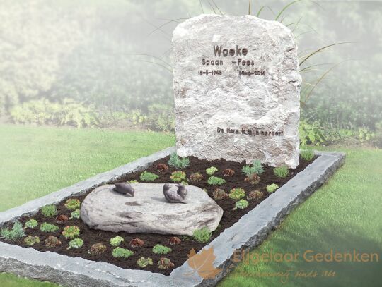 Natuurlijk grafmonument met ruwe witte steen
