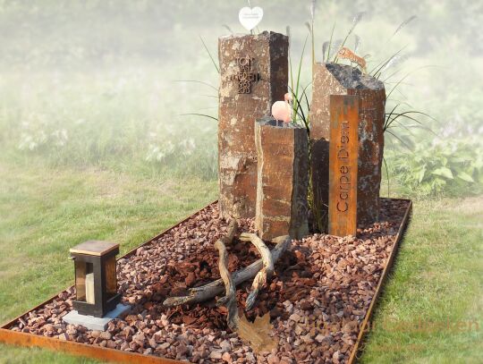 Natuurlijk grafmonument met zuilen