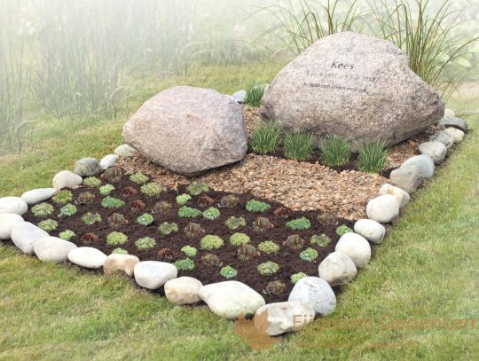 Natuurlijk grafmonument met zwerfkeien