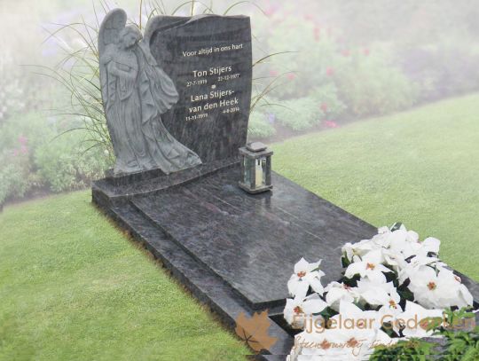 Natuursteen grafmonument met uitgehakte engel