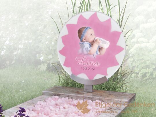 Roze grafmonument voor een baby