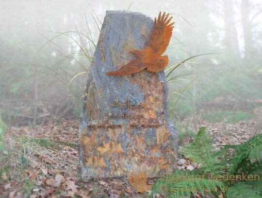 Ruwe grafsteen met vogel van cortenstaal