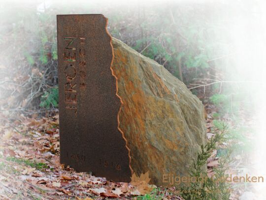 Ruwe steen met letterplaat van cortenstaal