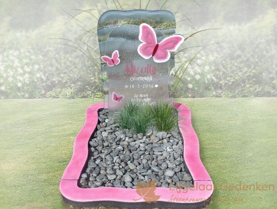 Speels grafmonument met roze vlinders