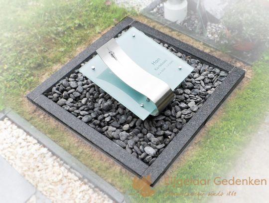 Urn monument van glas en RVS