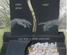 Antraciet grafmonument met klassieke illustratie foto 3