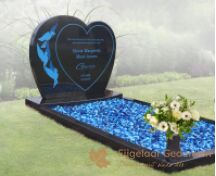 Blauw met zwart hart als grafsteen foto 1