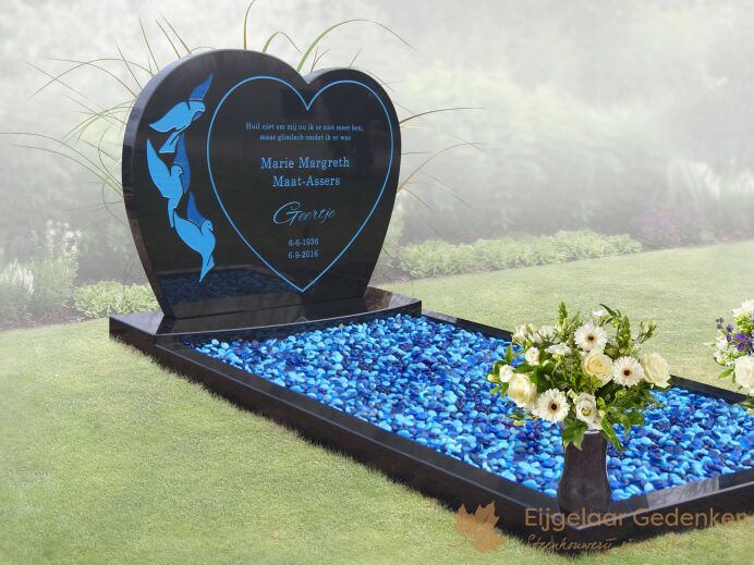 Blauw met zwart hart als grafsteen foto 1