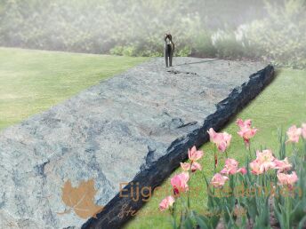 Bronzen beeldje op ruwe grafzerk