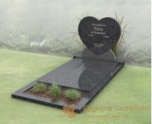 Budget grafmonument hartvorm met dekplaat en bloemstrook foto 2
