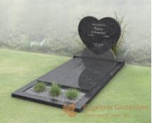 Budget grafmonument hartvorm met dekplaat en bloemstrook foto 1