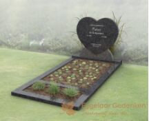 Budget grafmonument hartvorm met open gedeelte en bloemstrook foto 2