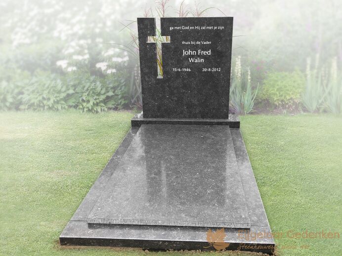 Christelijk grafmonument met uitgespaard kruis foto 1