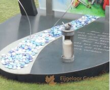 Compact kindermonument met tekening op glas foto 6