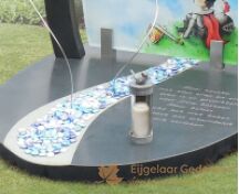 Compact kindermonument met tekening op glas foto 4