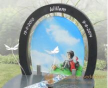 Compact kindermonument met tekening op glas foto 2