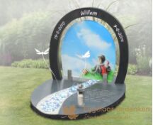 Compact kindermonument met tekening op glas foto 1