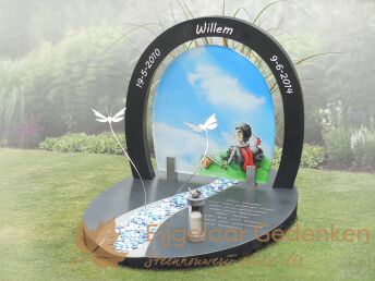 Compact kindermonument met tekening op glas