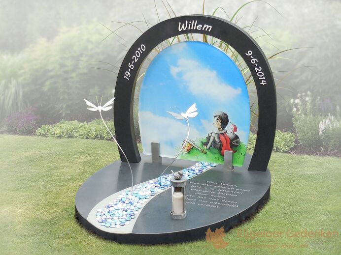 Compact kindermonument met tekening op glas foto 1