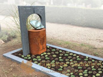 Cortenstaal grafmonument met Dolomiet zuilen en speksteen