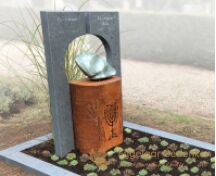 Cortenstaal grafmonument met Dolomiet zuilen en speksteen foto 3