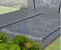 Dubbel grafmonument met driedelige letterplaat foto 4