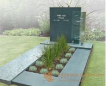 Eigentijds grafmonument van groen natuursteen foto 1