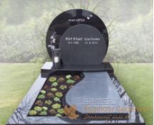 Enkel grafmonument met ronde lettersteen foto 1