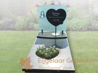 Exclusief grafmonument met hartje op standaard